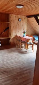 a dining room with a table and chairs in a cabin at Wczasy u Jasia in Trzęsacz