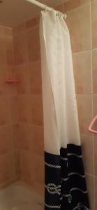 a black and white shower curtain in a bathroom at Wczasy u Jasia in Trzęsacz