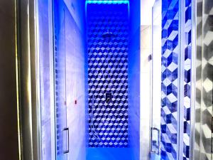 ソレントにあるSunset Home Sorrentoの青いタイルの壁のバスルーム(シャワー付)