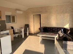 コトルにあるOstojic lux apartmanのソファとテーブルのあるリビングルーム