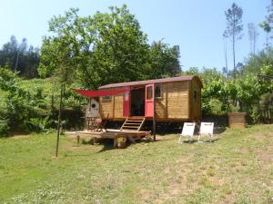 En hage utenfor Rosa the Cosy Cabin - Gypsy Wagon - Shepherds Hut, RIVER VIEWS Off-grid eco living