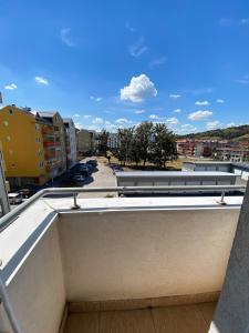 balcone con vista sulla città di Studio Apartman Lukavica a Sarajevo