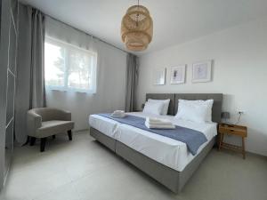 Giường trong phòng chung tại Exclusive Seafront Suite with jacuzzi