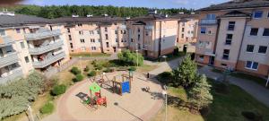 una vista aérea de un parque infantil en una ciudad en Apartament Leśna z tarasem, en Gdynia