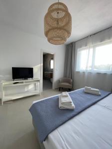מיטה או מיטות בחדר ב-Exclusive Seafront Suite with jacuzzi