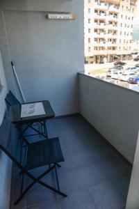 einen Laptop auf einem Tisch auf einem Balkon in der Unterkunft Apartman Luna lukavica in Lukavica