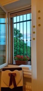 a room with a window with a flower pot on a table at B&B Ca di me in Premariacco