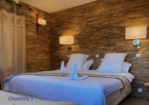 Ένα ή περισσότερα κρεβάτια σε δωμάτιο στο Hôtel Chastellares