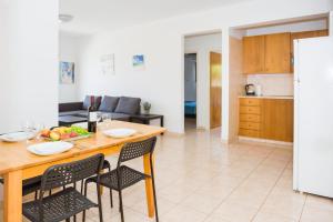 eine Küche und ein Wohnzimmer mit einem Tisch und Stühlen in der Unterkunft MyNapa Apartments in Ayia Napa