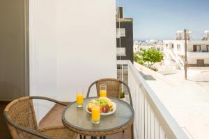 MyNapa Apartments tesisinde bir balkon veya teras