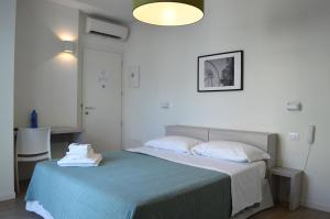 Hotel Riva e Mare tesisinde bir odada yatak veya yataklar