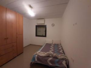 een slaapkamer met een bed in de hoek van een kamer bij family2 in Nahariyya