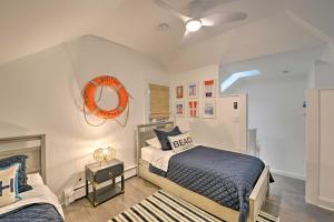 En eller flere senge i et værelse på Ocean Grove Apt with Balcony 1 Block to the Beach!