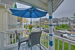 Balkón nebo terasa v ubytování Ocean Grove Apt with Balcony 1 Block to the Beach!