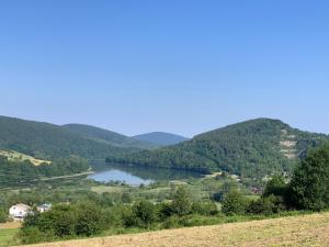 a view of a lake in the mountains at Domek nad Solina z klimatyzacją in Uherce Mineralne (7)