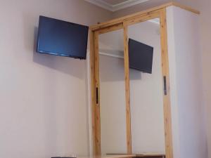 TV a/nebo společenská místnost v ubytování Hostal Los Palancares