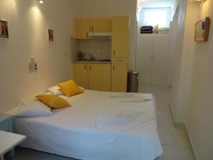 Postel nebo postele na pokoji v ubytování Remezzo Hotel & Studios