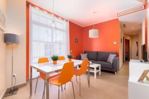 sala de estar con mesa, sillas y sofá en Adarve Flats en Valencia