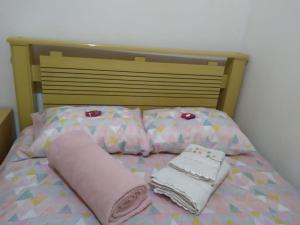 1 cama con 2 toallas y almohadas en Studio 137 ao Lado Metrô Internet 300MG, en São Paulo