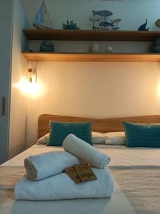 - une chambre avec un lit et 2 serviettes dans l'établissement casa venere 27 Favignana, à Favignana