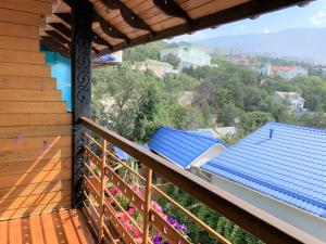 - un balcon d'une maison avec un toit bleu dans l'établissement Mini - hotel Knyajiy Grad, à Haspra