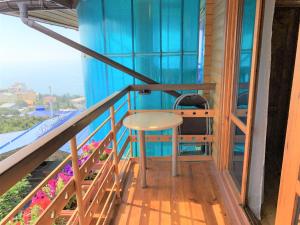 - un balcon avec une table et une vue dans l'établissement Mini - hotel Knyajiy Grad, à Haspra