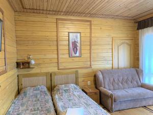 ein Zimmer mit 2 Betten und einem Sofa darin in der Unterkunft Mini - hotel Knyajiy Grad in Haspra