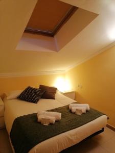een slaapkamer met een bed met twee handdoeken erop bij Albergue Cervera de Pisuerga in Cervera de Pisuerga