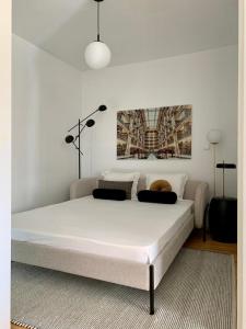 a bedroom with a large white bed in a room at Oporto Chic&Cozy - São Bento da Vitória in Porto