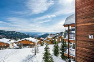 サンドポイントにあるMountainside Chaletの雪の家のバルコニーからの眺め