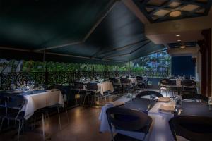 Restorāns vai citas vietas, kur ieturēt maltīti, naktsmītnē Hotel Shree Panchratna Pune