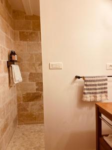 Saint-Marc-JaumegardeにあるCabanon Sainte Victoireのバスルーム(シャワー、ドアにタオル付)