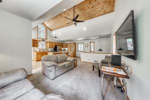 ein Wohnzimmer mit Sofa und Tisch in der Unterkunft Black Butte Glaze Meadow 59 Getaway in Black Butte Ranch