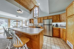 eine Küche mit Holzschränken und einer großen Insel in der Unterkunft Black Butte Glaze Meadow 59 Getaway in Black Butte Ranch