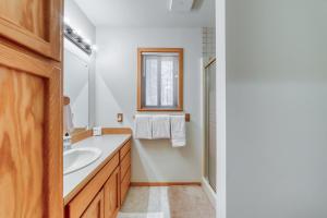 ein Badezimmer mit Waschbecken und Spiegel in der Unterkunft Black Butte Glaze Meadow 59 Getaway in Black Butte Ranch + 33 Fotos