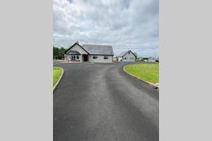 uma estrada vazia em frente a uma casa em Breathneach House em Limerick