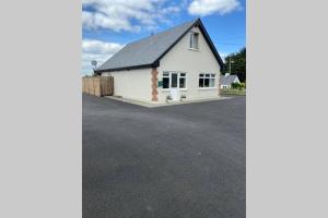 Casa blanca con entrada en Breathneach House en Limerick