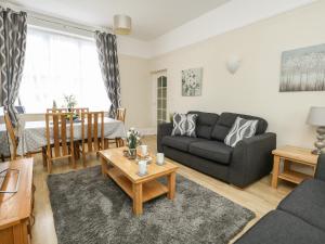 ein Wohnzimmer mit Sofa und Tisch in der Unterkunft Footprint in Weymouth