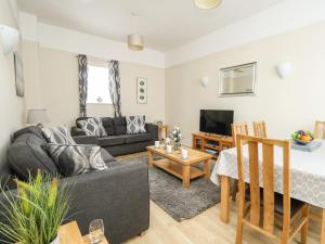 ein Wohnzimmer mit Sofa und Tisch in der Unterkunft Footprint in Weymouth