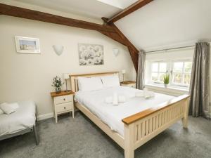 ein Schlafzimmer mit großem Bett und Fenster in der Unterkunft Footprint in Weymouth