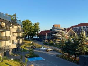 Luftblick auf eine Straße mit einem Gebäude in der Unterkunft Apartament Turystyczna z widokiem na jezioro in Ostróda