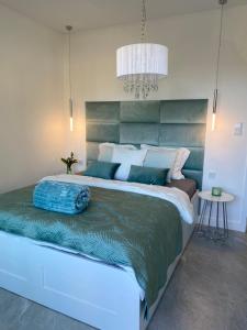 Schlafzimmer mit einem großen Bett mit blauer Decke in der Unterkunft Apartament Turystyczna z widokiem na jezioro in Ostróda