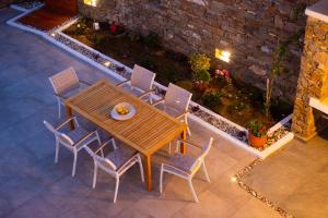 The Be House في Sifnos: اطلالة علوية على طاولة وكراسي خشبية