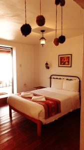 - une chambre avec un grand lit dans l'établissement Hospedaje Venka Urubamba, à Urubamba