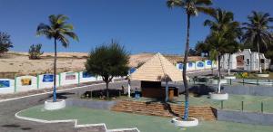 un resort con palme e un edificio di Porto Canoa Resort a Canoa Quebrada
