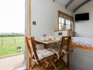 a room with a table and chairs and a bed at Ridgeway in Faringdon