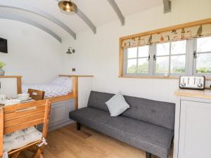 - un salon avec un canapé et un lit dans l'établissement Ridgeway, à Faringdon