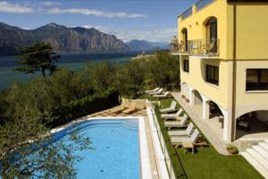 una casa con piscina al lado de un edificio en Casa Antonelli, en Malcesine