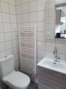 Et badeværelse på Modern Apartment Near The Sea