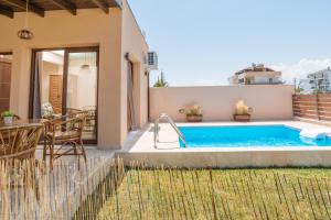 una piscina en el patio trasero de una casa en SALVE holiday houses, en Paralia Katerinis